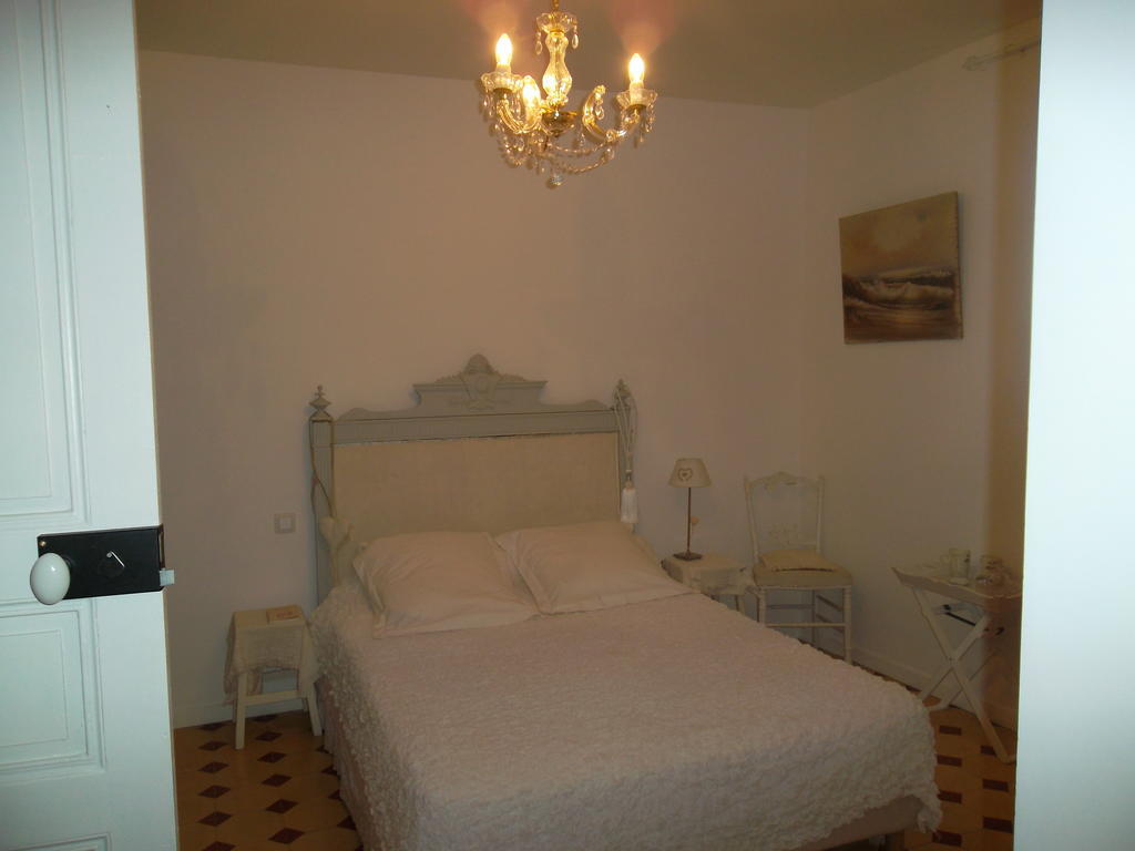 Hotel Aux Roses De L'Etang Capestang Camera foto