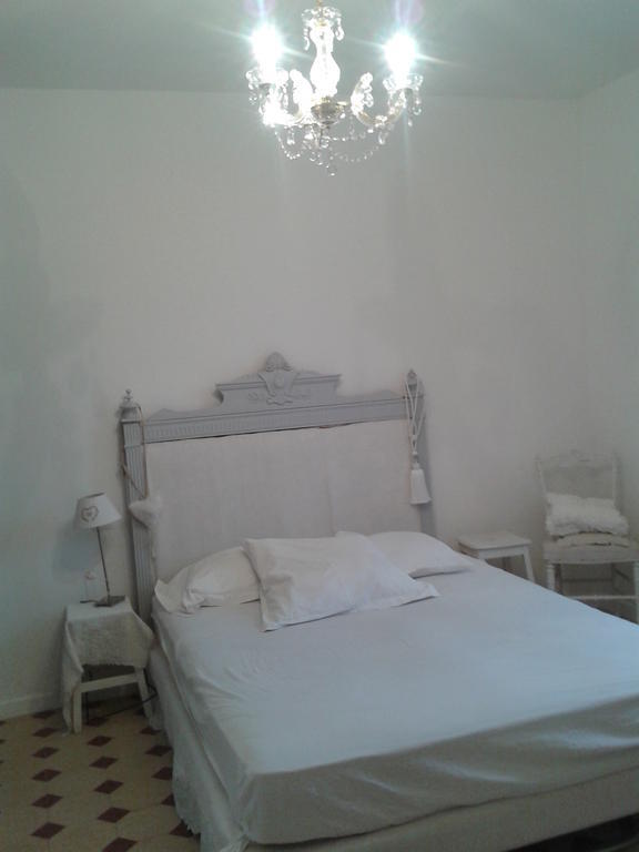 Hotel Aux Roses De L'Etang Capestang Camera foto