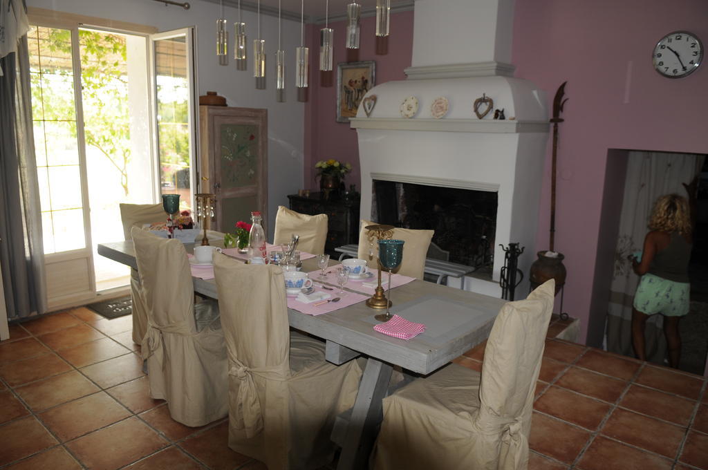 Hotel Aux Roses De L'Etang Capestang Esterno foto