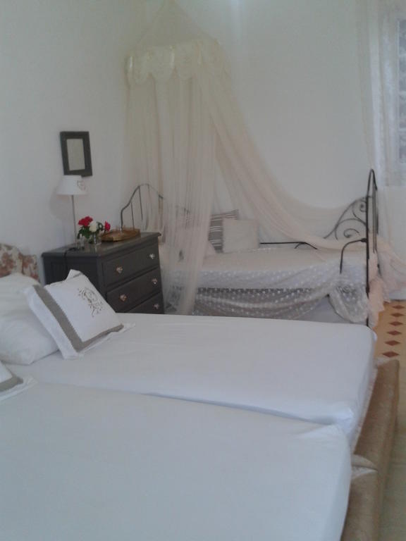 Hotel Aux Roses De L'Etang Capestang Esterno foto