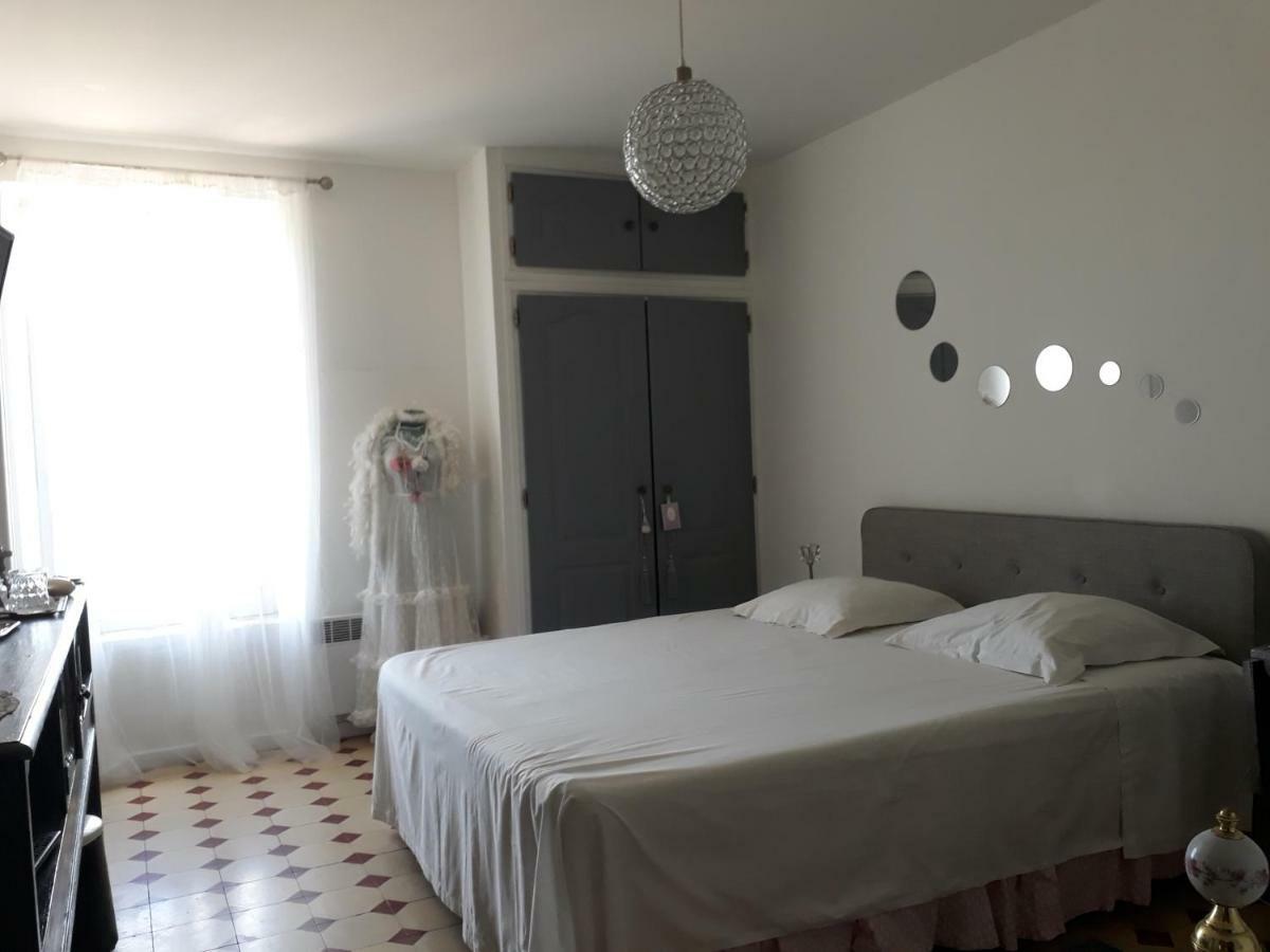 Hotel Aux Roses De L'Etang Capestang Esterno foto