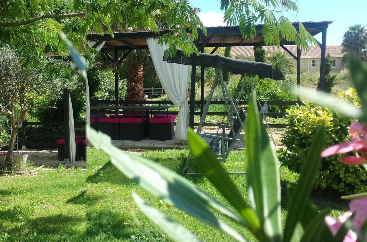 Hotel Aux Roses De L'Etang Capestang Esterno foto