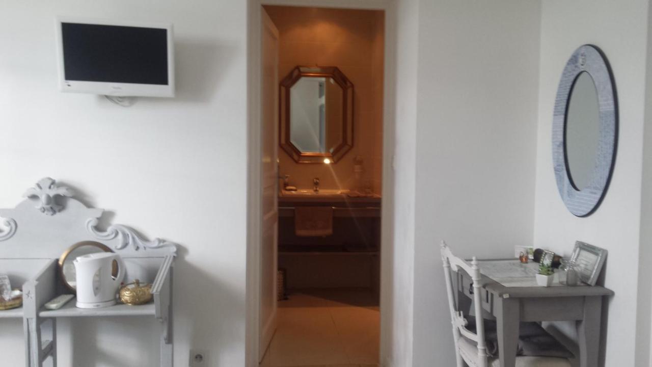 Hotel Aux Roses De L'Etang Capestang Esterno foto